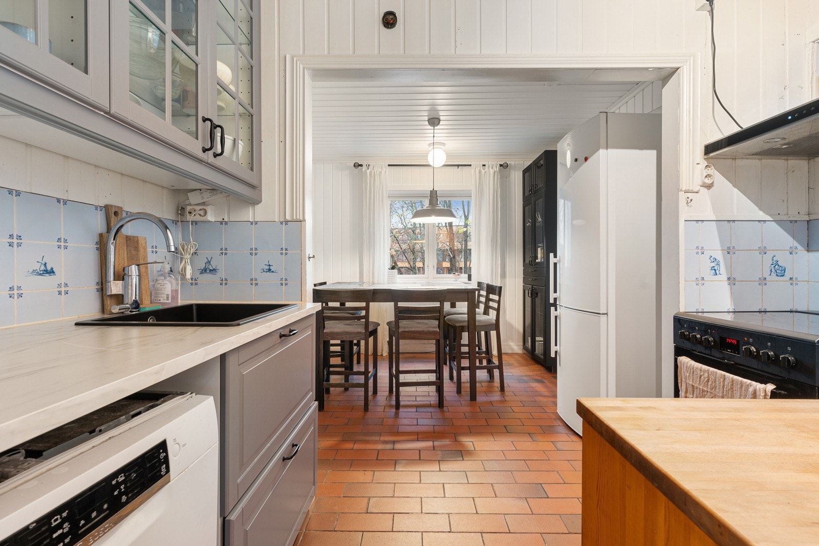 Praktisk og romslig kjøkken som er adskilt fra stue - perfekt for deg som ønsker å holde matlaging adskilt fra sosiale soner.