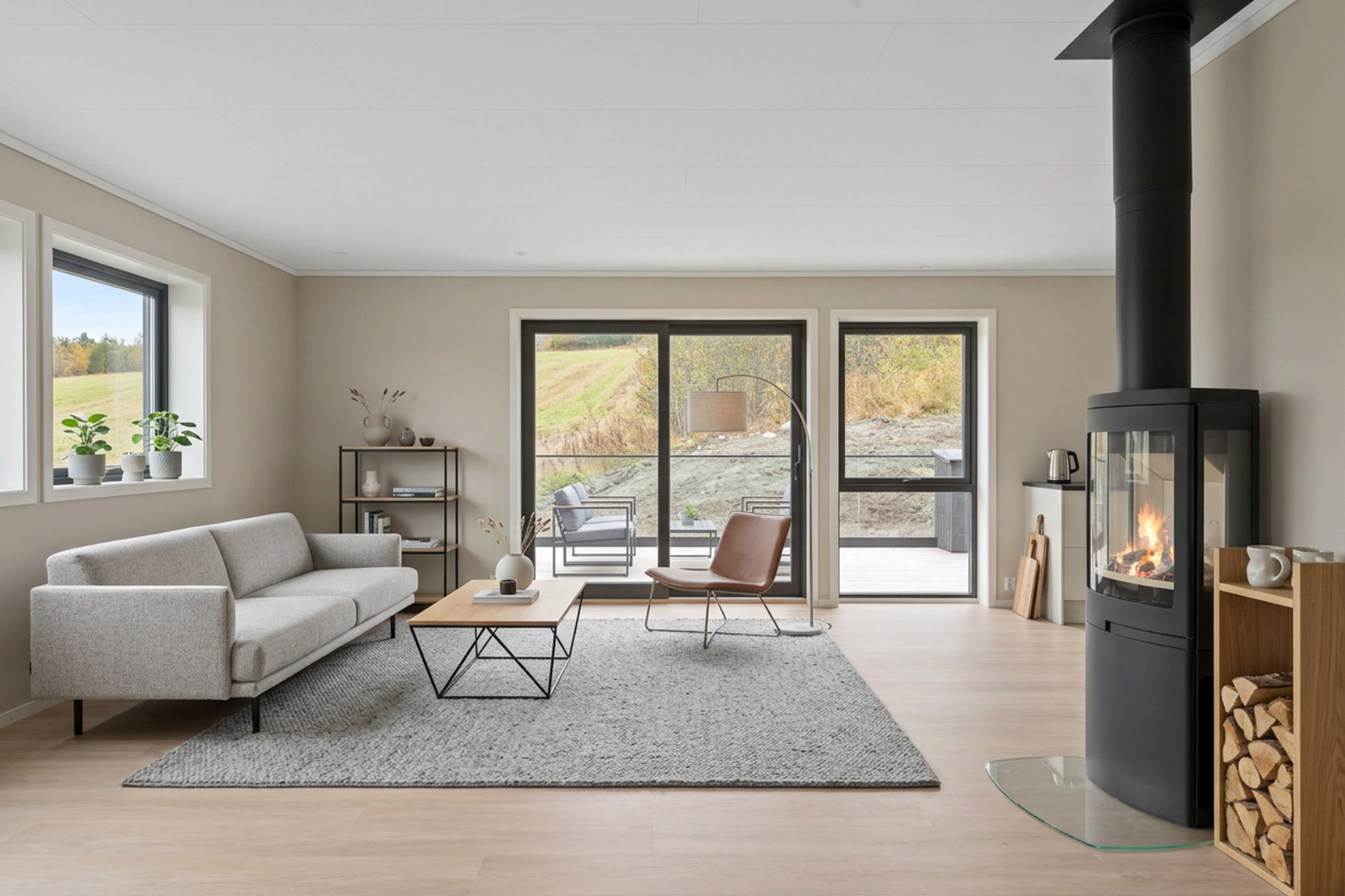 Oppført i moderne funkisstil, med tidsriktig materialvalg og vinduer fra tak til gulv.
Lyssetting/solforhold i foto er redigert med KI og det tas forbehold om eventuelle feil Galleribilde