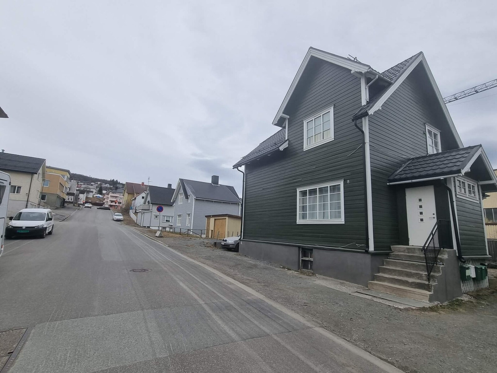 EiendomsMegler 1 v/Sondre Jakobsen ønsker hjertelig velkommen til ei flott 3-roms selveier i sentrum. Galleribilde