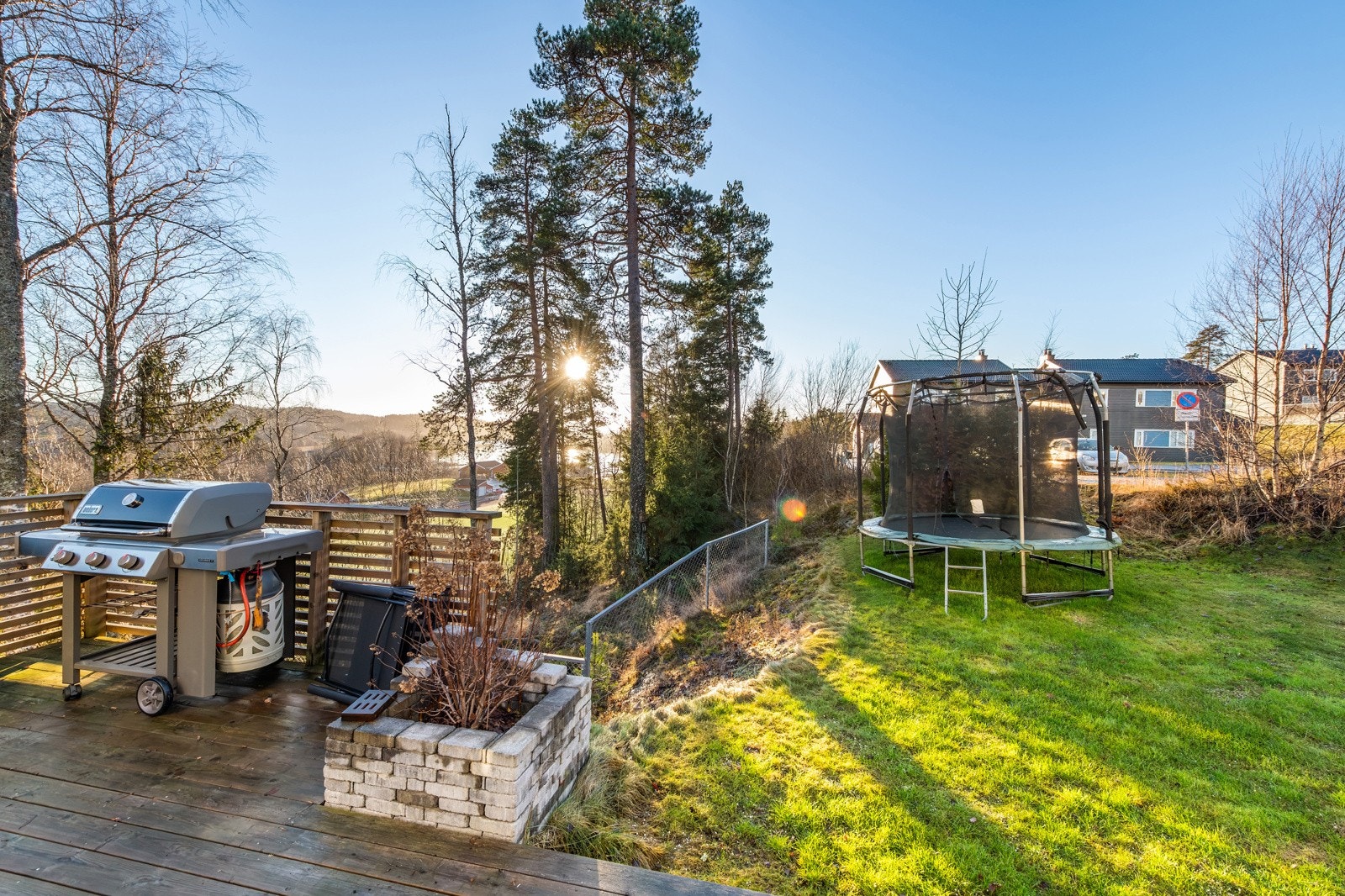 Foran terrassen er det en liten koselig hagedel tilhørende boligen som gir mulighet ytterligere beplanting og hekk. Galleribilde