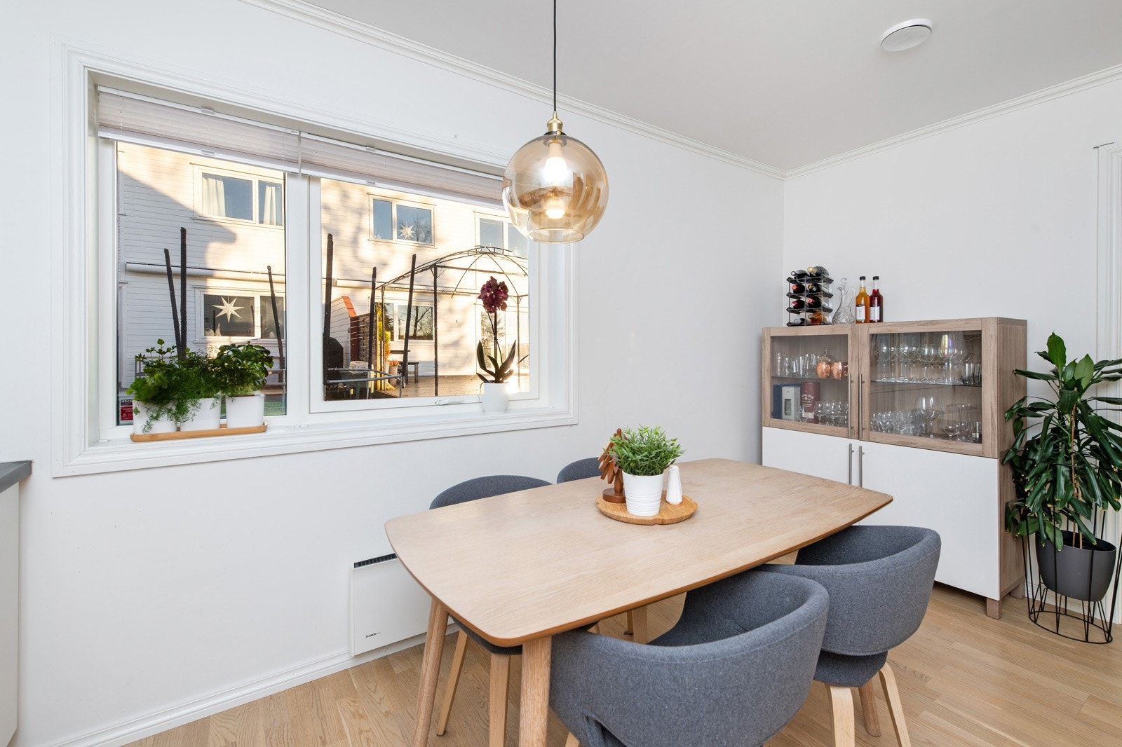 Spisebordet finner sin naturlige plass på den åpne gulvflaten foran innredningen. Galleribilde