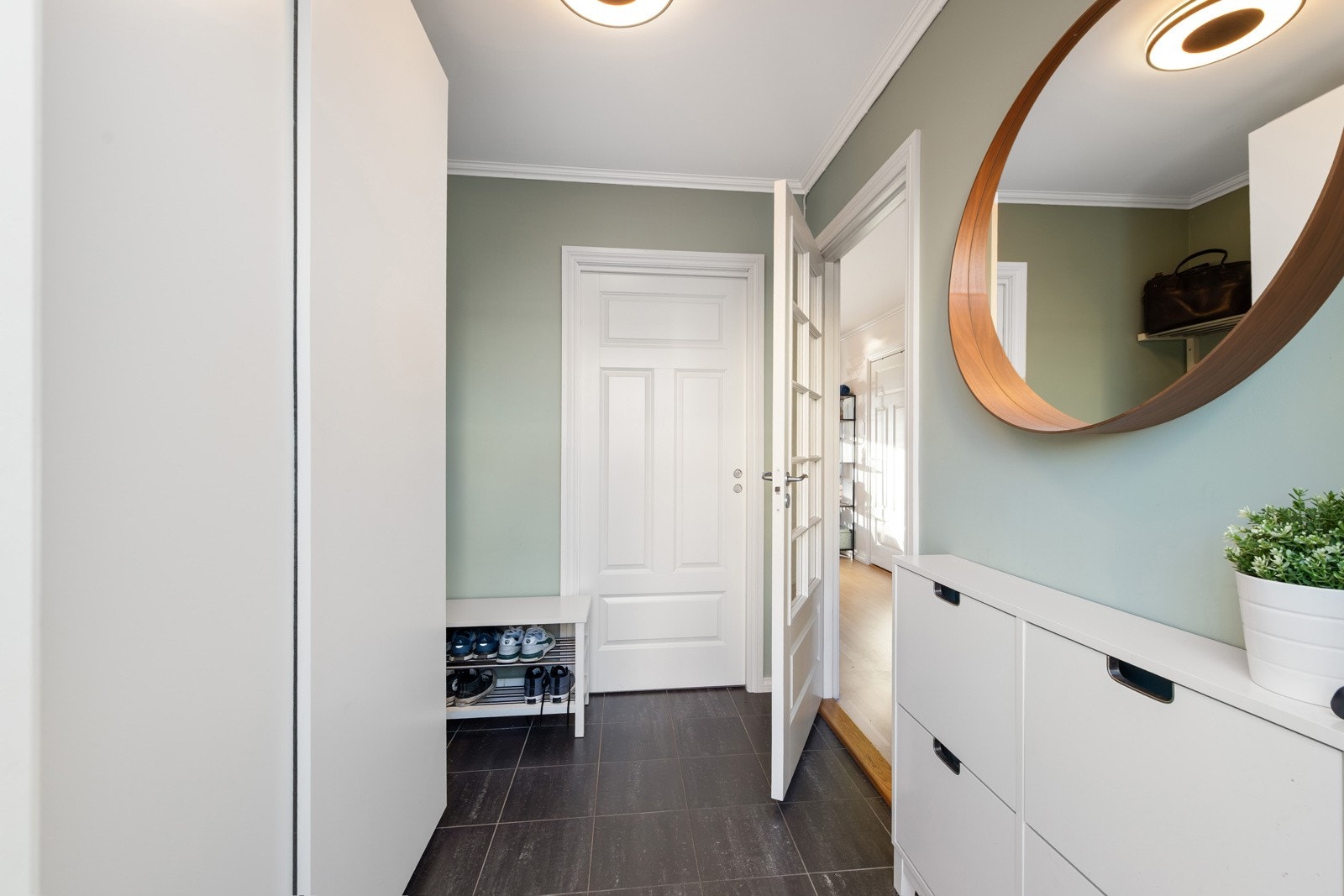 Fra gangen er det direkte adkomst til boligens bod som tilrettelegger for videre oppbevaring av uteklær. Galleribilde