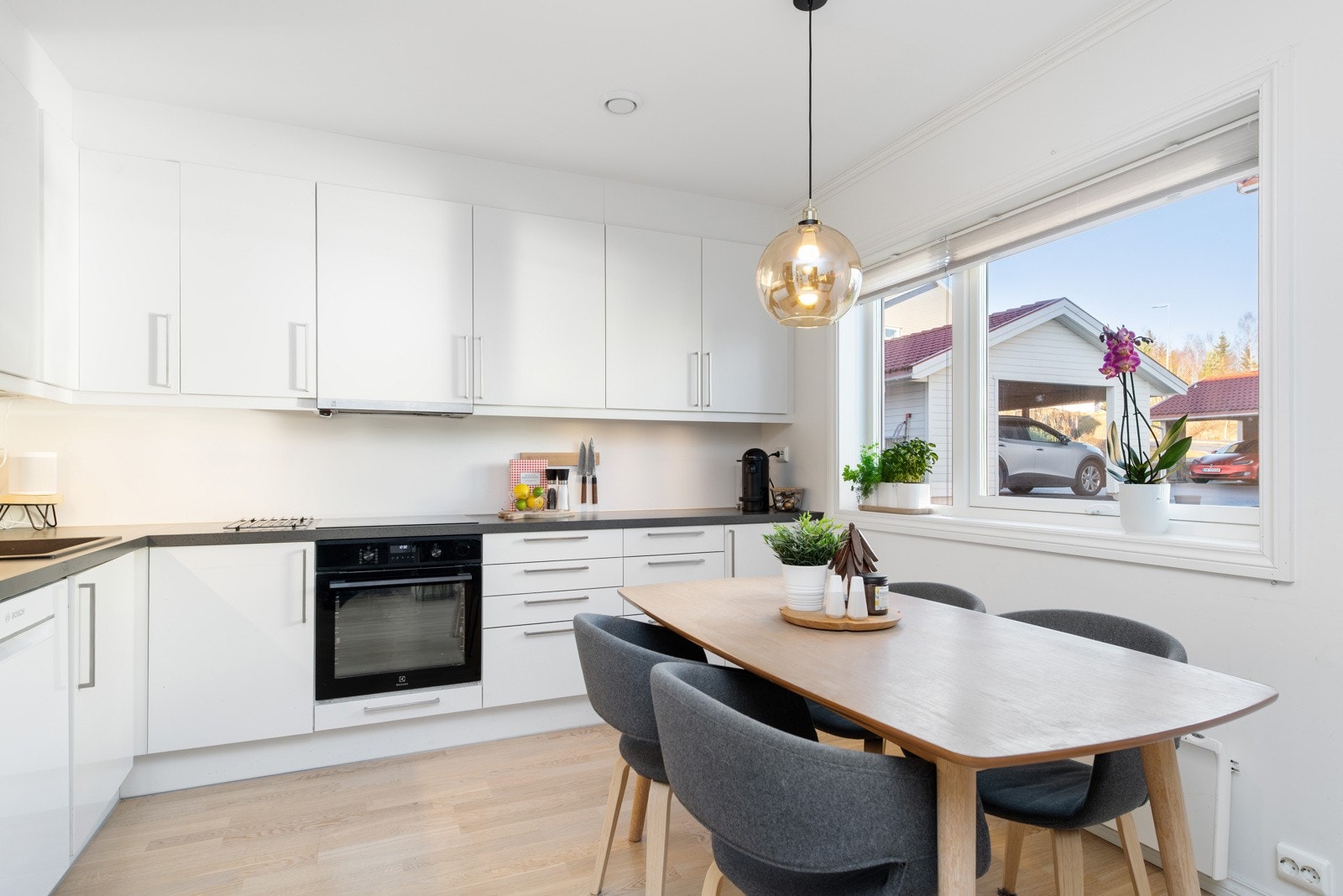 Kjøkkeninnredning er fra HTH. Innredningen har lyse slette fronter. Galleribilde