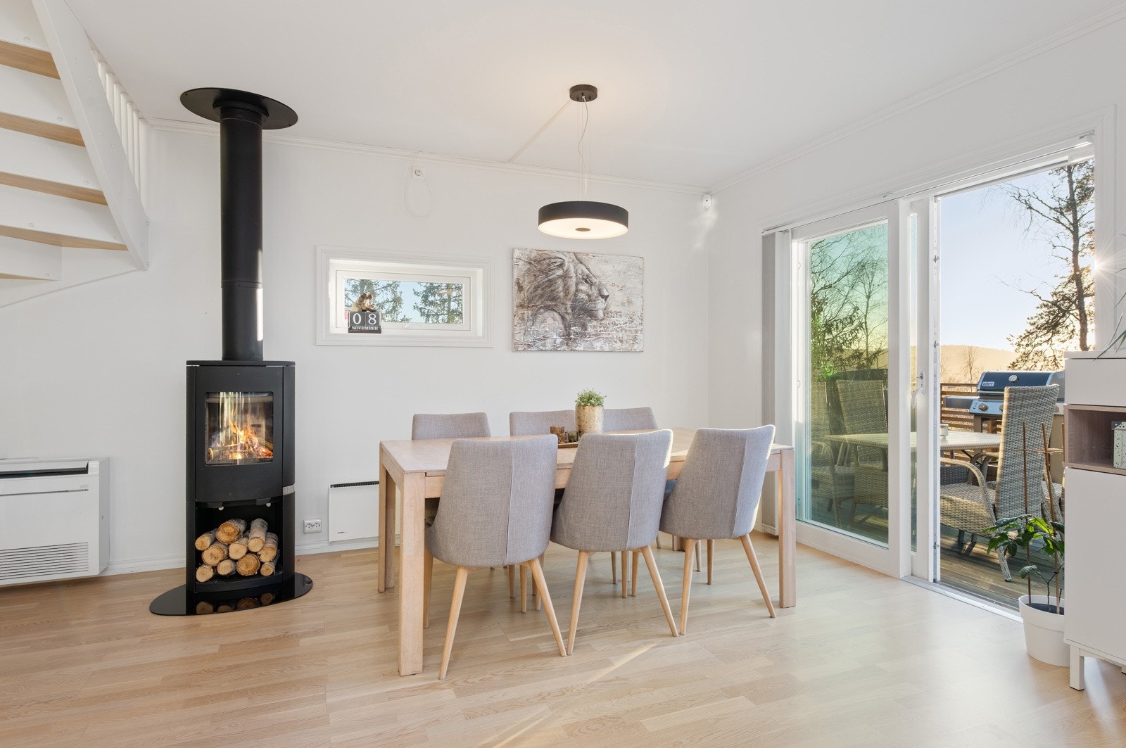 Boligen har både peis og varmepumpe i 1 etasje Galleribilde