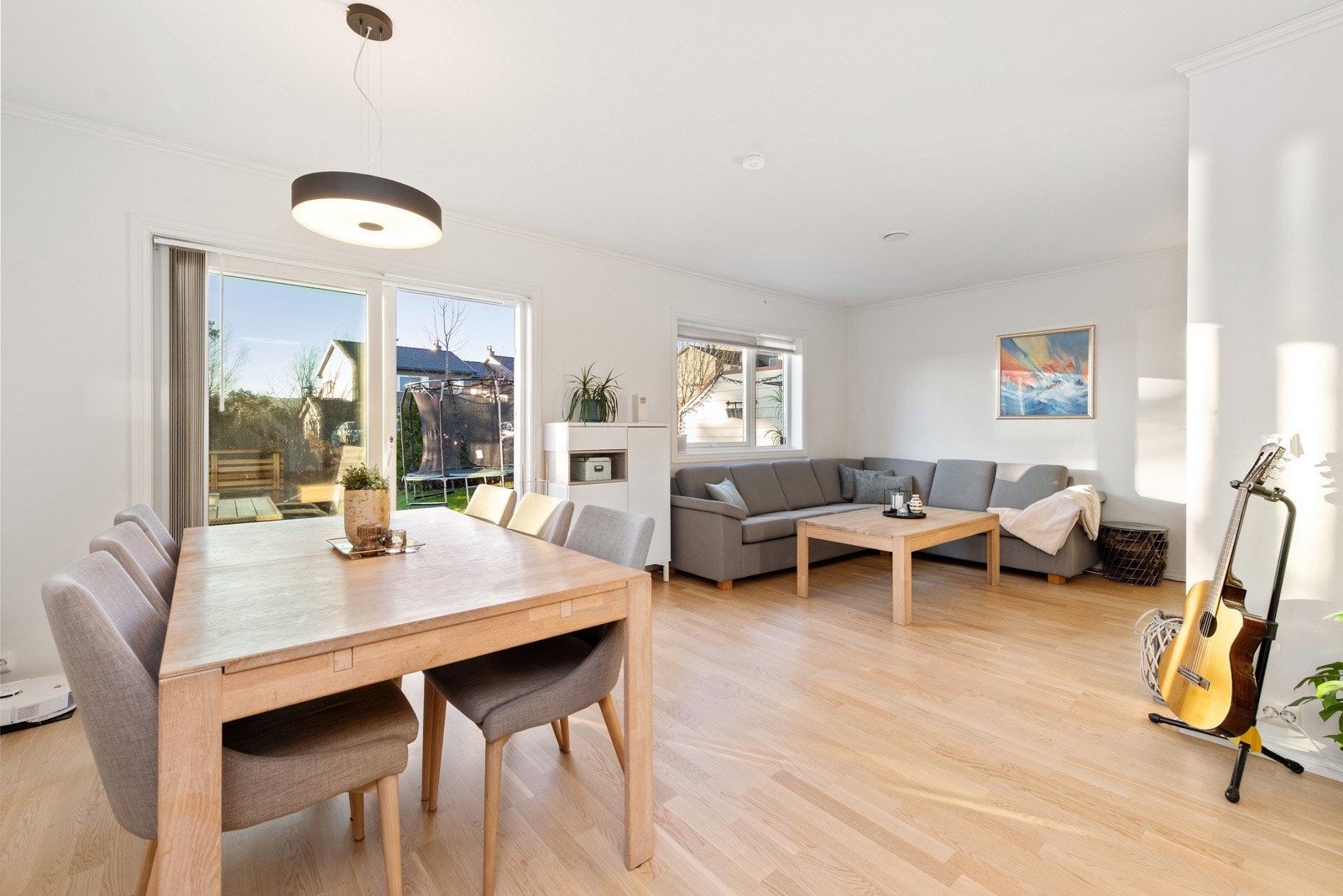 Boligen bærer preg av forsiktig bruk og fremstår med normal god standard på overflater, innredning og utstyr. Galleribilde