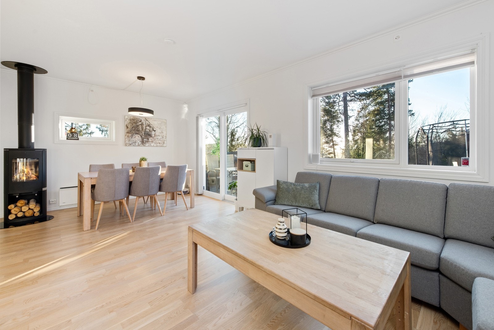 Stuen og spisestuen er samlet i en stor, åpen løsning som gir gjennomstrømning av naturlig dagslys og en tilhørende god atmosfære. Galleribilde