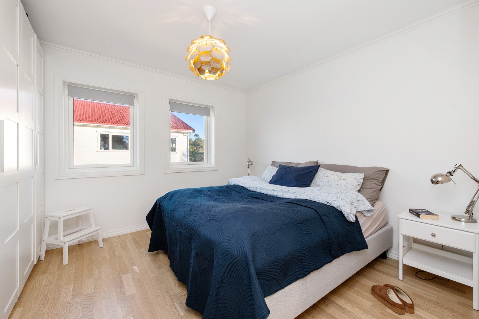 Det naturlige hovedsoverommet har plass til både dobbeltseng, nattbord og godt med garderobeplass. Galleribilde