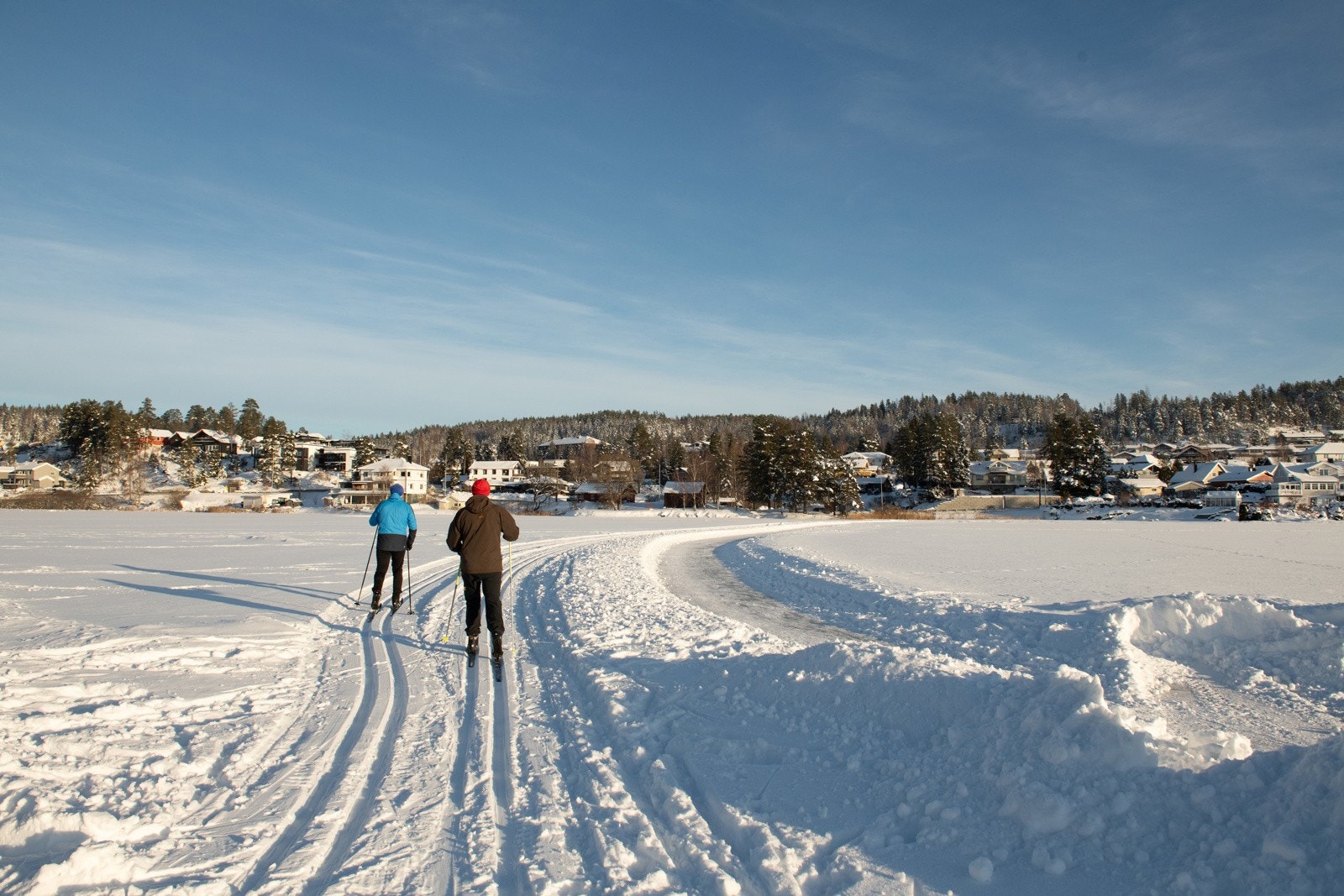 På vinteren kjøres det opp skispor og brøytes skøytetrasé på Våg Galleribilde