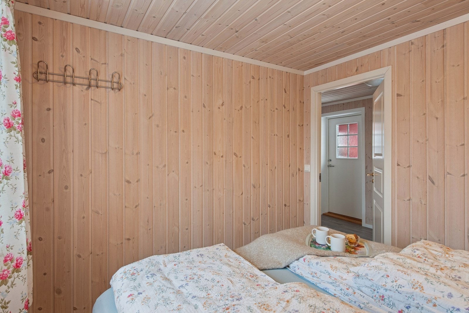 Dette soverommet er en del av tilbygget fra 2014 og har adkomst fra gangen. Galleribilde