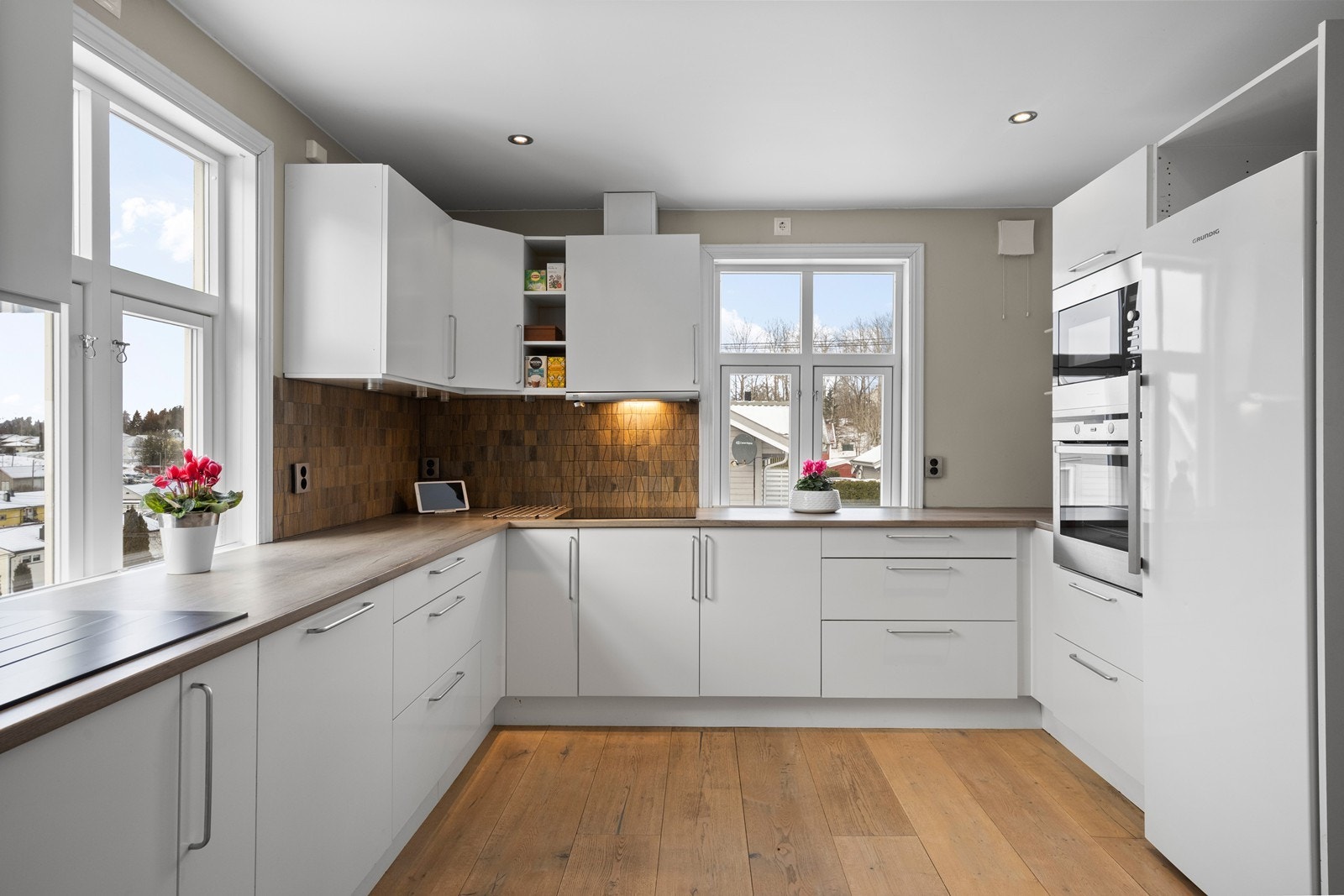 Lyst og moderne kjøkken fra HTH Foto: FotoEtcetera Galleribilde