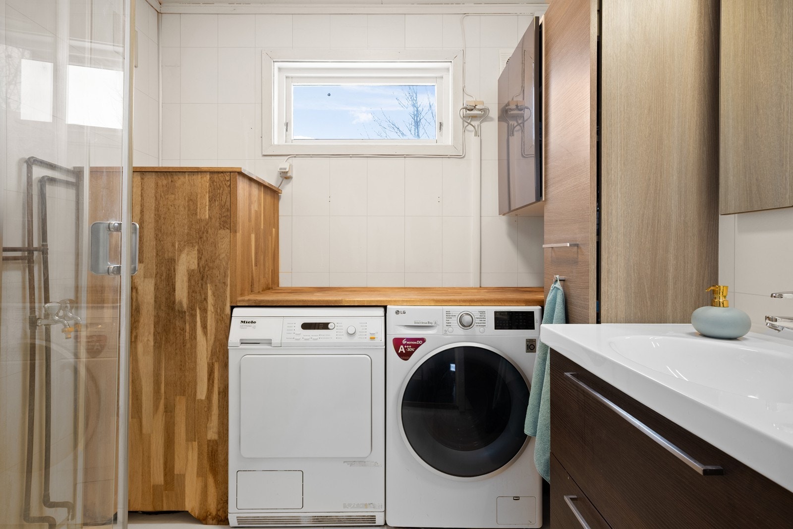 Badet har opplegg og plass til både vaskemaskin og tørketrommel Galleribilde