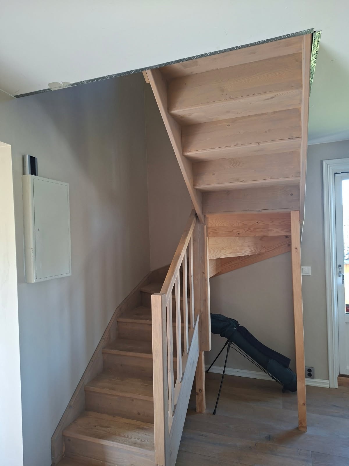 Fra entréen leder en solid eiketrapp opp til boligens andre etasje (Selgers private bilder) Galleribilde
