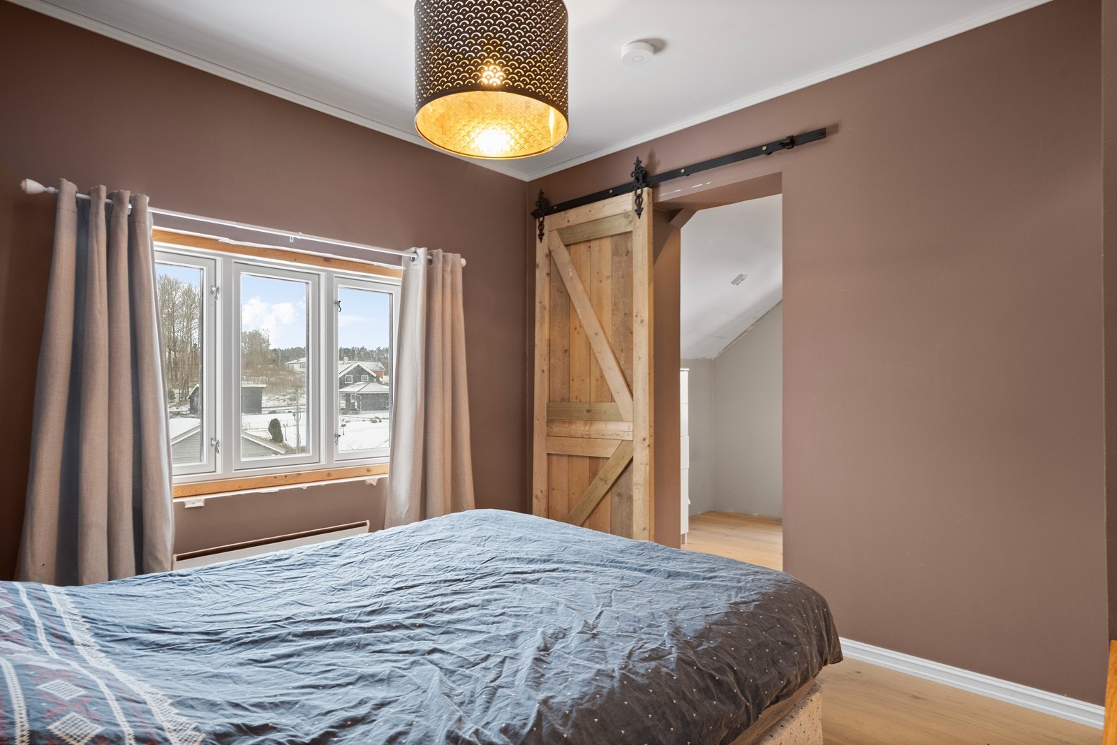 Hovedsoverommet har rikelig med naturlig lys og praktisk skyvedør inn til walk-in closet Galleribilde