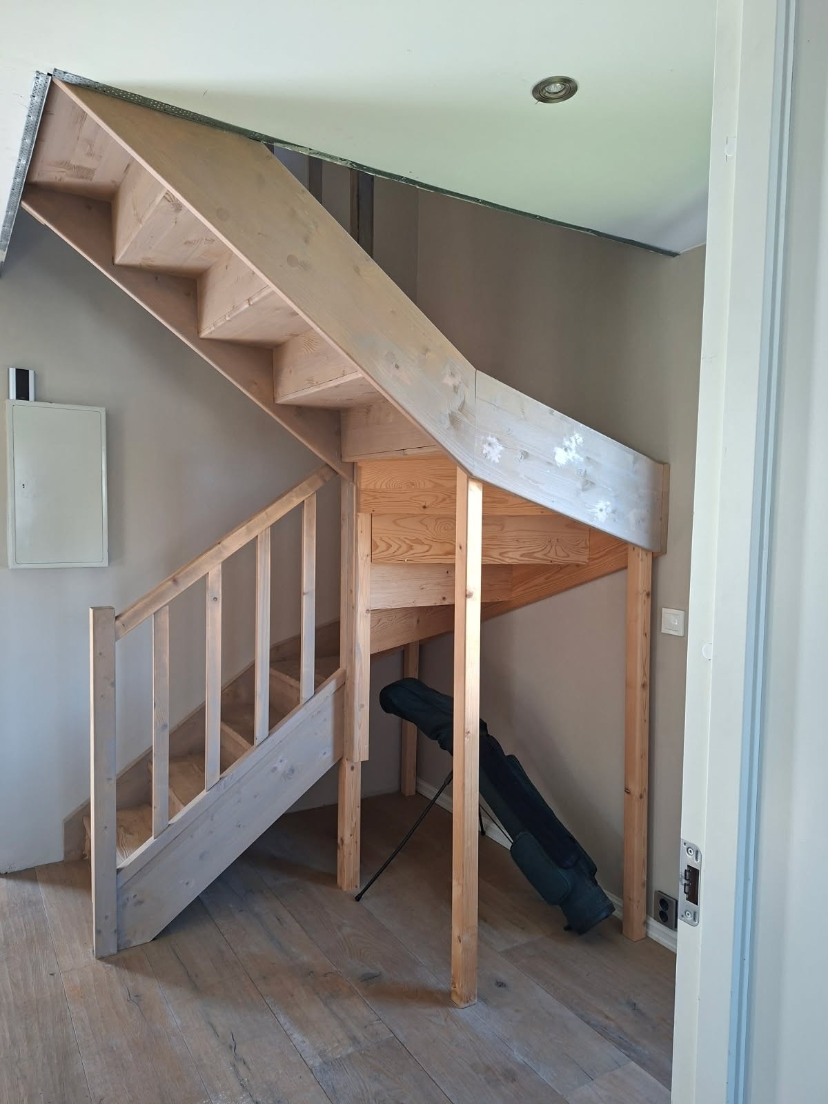 Lys, romslig og innbydende entré med god plass til oppbevaring av yttertøy og sko (Selgers private bilder) Galleribilde