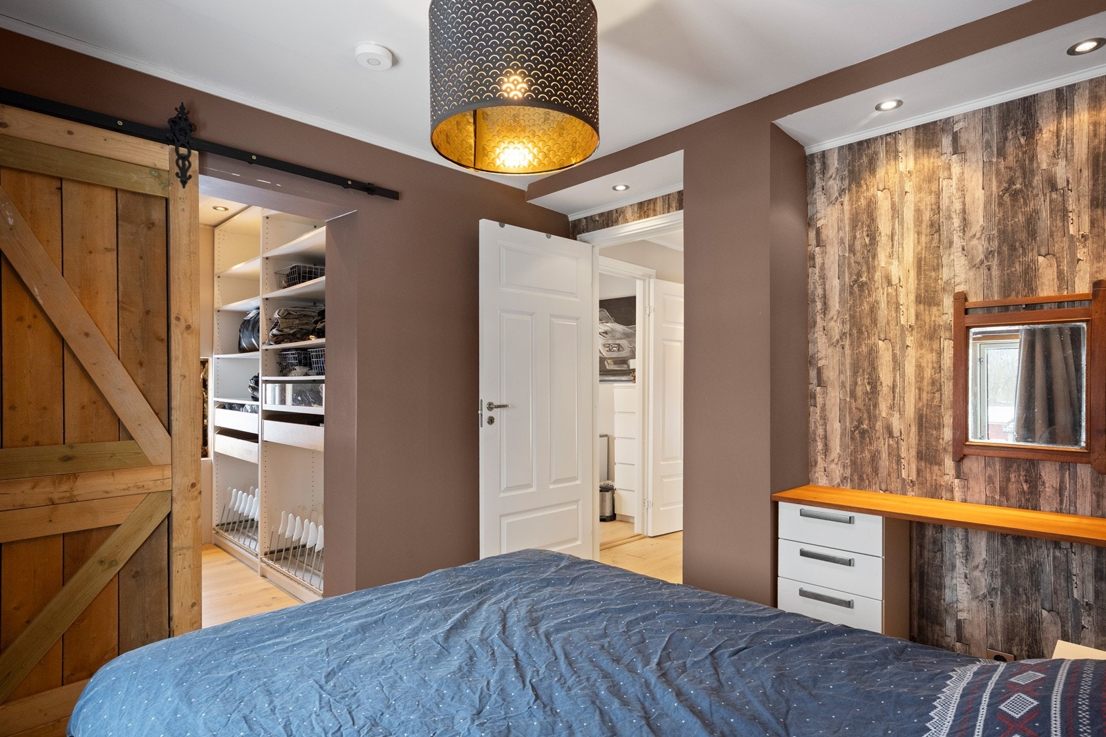 Romslig hovedsoverom med god plass til både dobbeltseng og skrivebord, samt eget walk-in closet Galleribilde