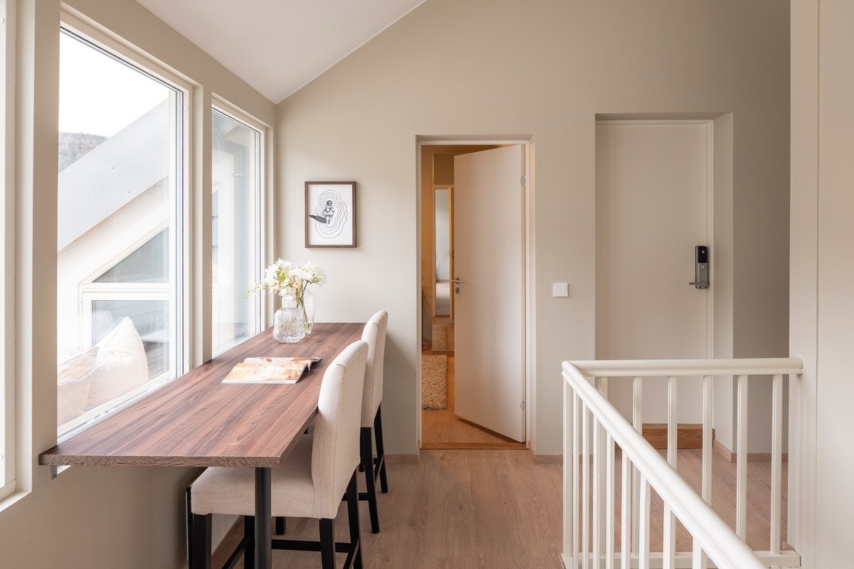 Koselig og fleksibel sone ved vinduene ideell som spiseplass eller hjemmekontor med flott utsikt og godt lys. Galleribilde