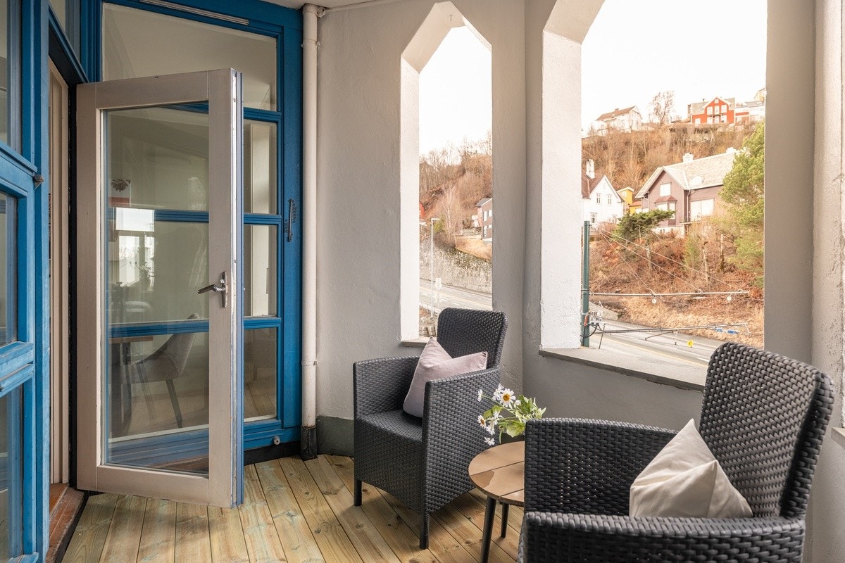 Privat og hyggelig balkong med plass til sittegruppe perfekt for rolige morgener eller sommerkvelder. Galleribilde