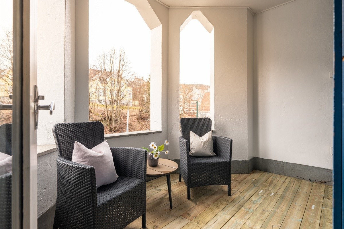 Privat og hyggelig balkong med plass til sittegruppe perfekt for rolige morgener eller sommerkvelder. Galleribilde