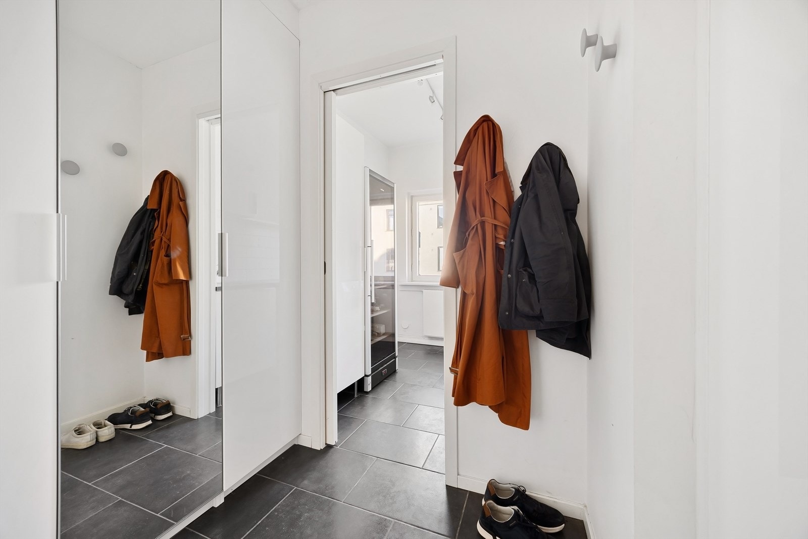 Fra entréen/gangen er det direkte adkomst til boligens separate vaskerom, som har rikelig med oppbevaringsplass Galleribilde