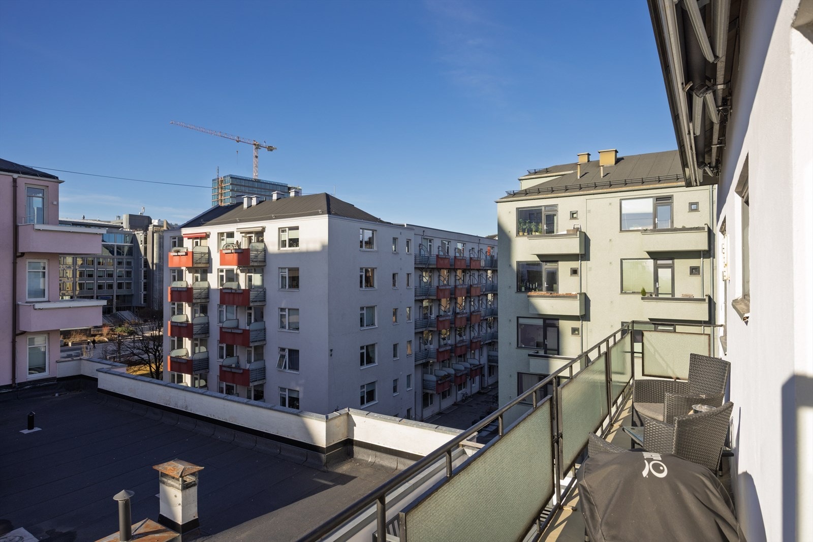 God plass til både møbler og grill. Elektrisk markise Galleribilde