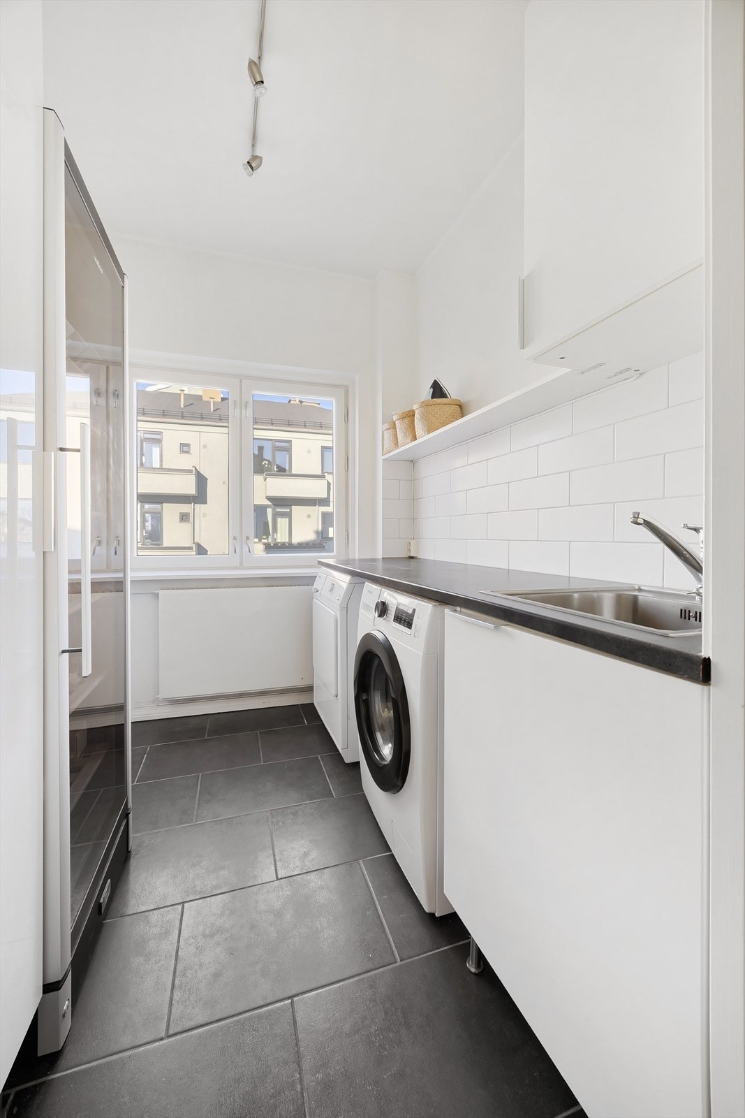 Praktisk vaskerom med plass til både vaskemaskin og tørketrommel + mye lagring. Et fleksibelt rom hvor det antas mulig å bygge et bad til, eventuelt kan det bygges om til et soverom eller lignende Galleribilde