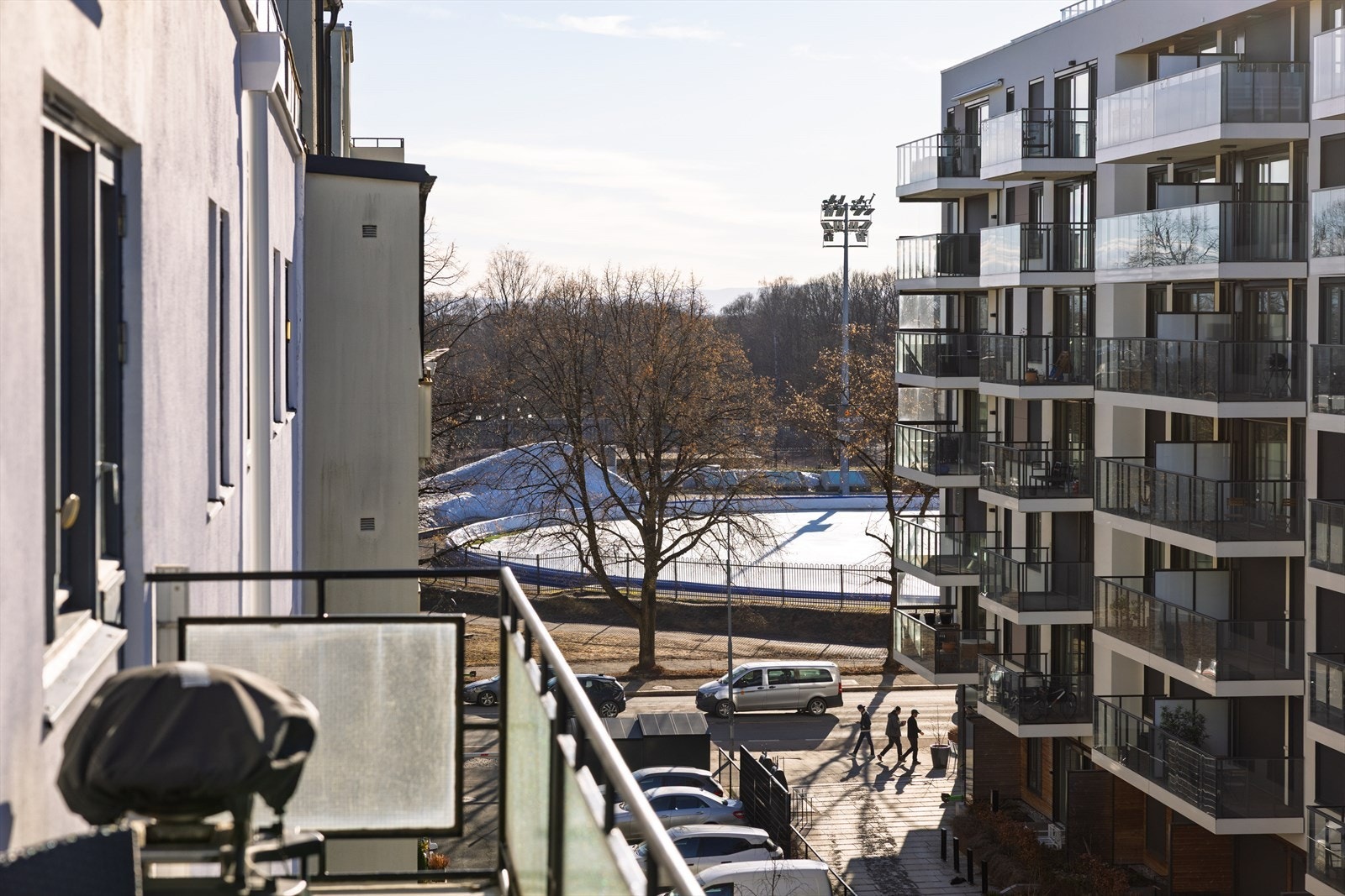 Hyggelig utsikt mot Frognerparken. Hyggelige kafeer, dagligvarebutikker og gode kollektivforbindelser rett utenfor døren Galleribilde