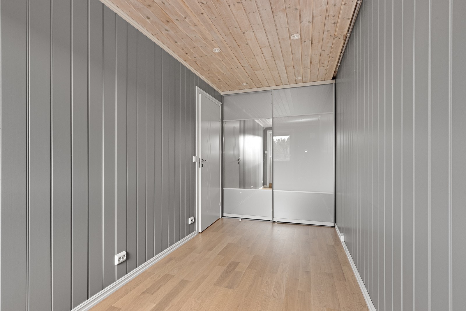 Soverom 2 med skyvedørsgarderobe. Spotter i tak. Galleribilde
