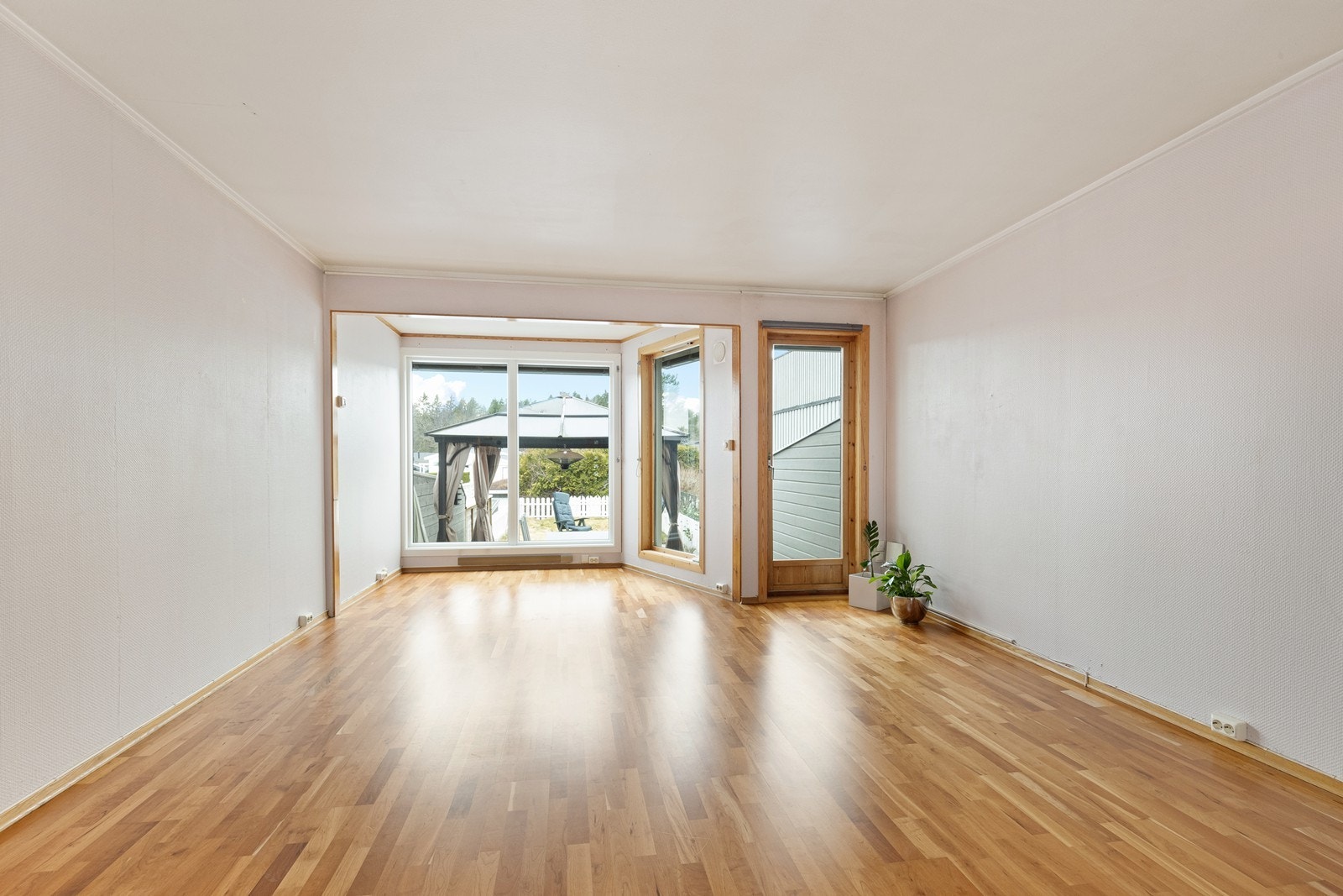 Stuen er lys og romslig og med utgang til terrassen. Galleribilde
