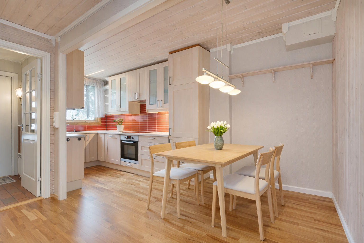 Det er avsatt plass til spisegruppe på kjøkkenet, som står der i dag/plassbygget. (Digital styling viser alternativ møblering til spisegruppe på kjøkkenet). Galleribilde