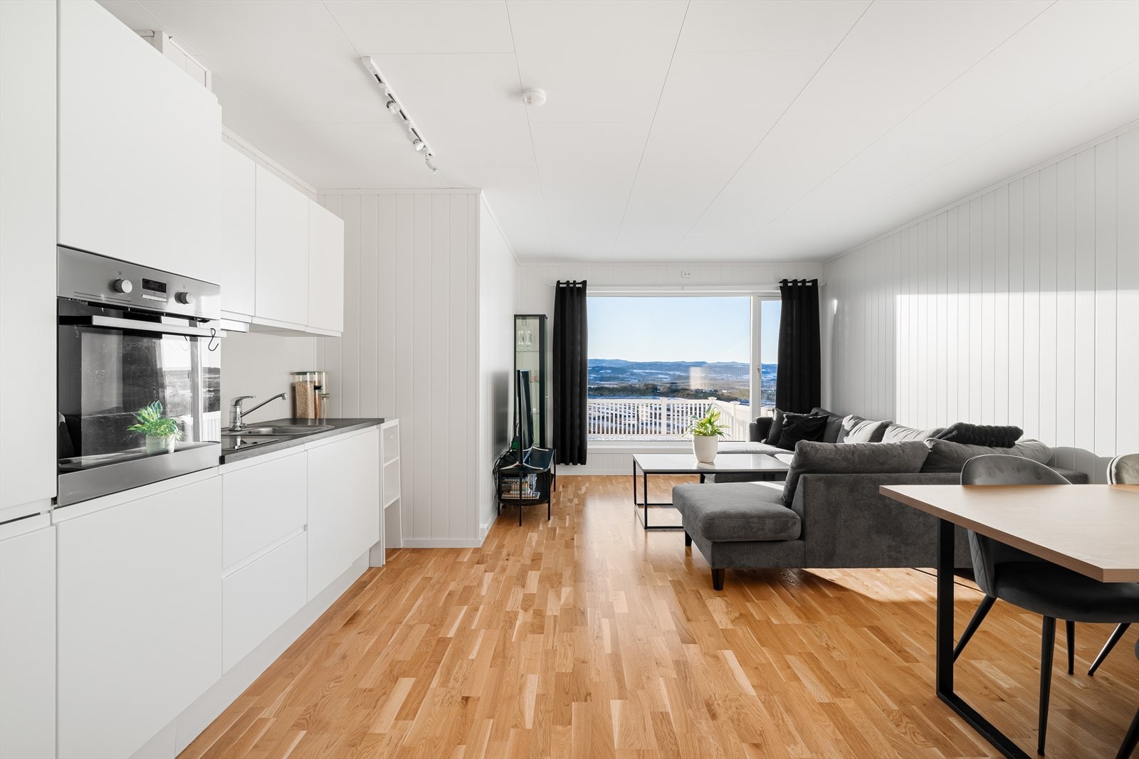 Utleiedelen har en gjennomgående god standard og har flott utsikt med en romslig uteplass. Medfølger egen garasjeplass med en romslig bod. Galleribilde