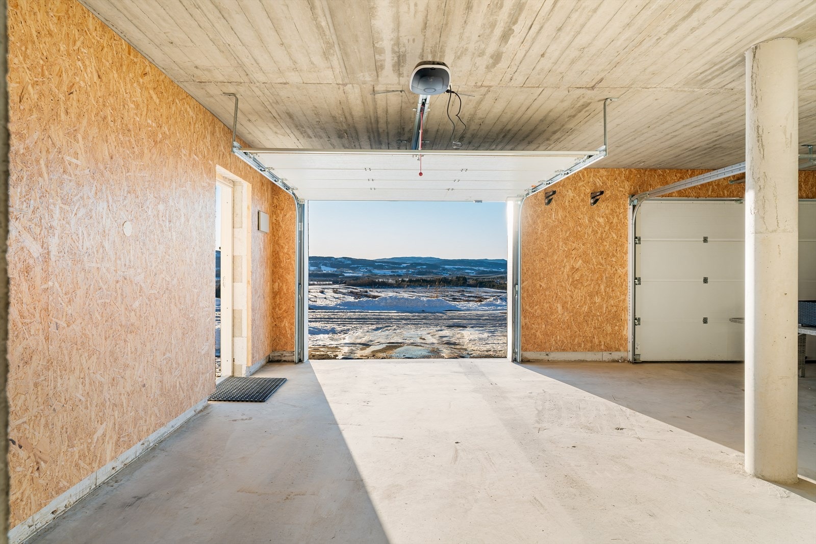 Hoveddelen har en stor sobbelgarasje på 64 kvm med en bod på 8 kvm. Det er avdelt mellom dobbelgarasje og garasje tilhørende utleiedel. Galleribilde