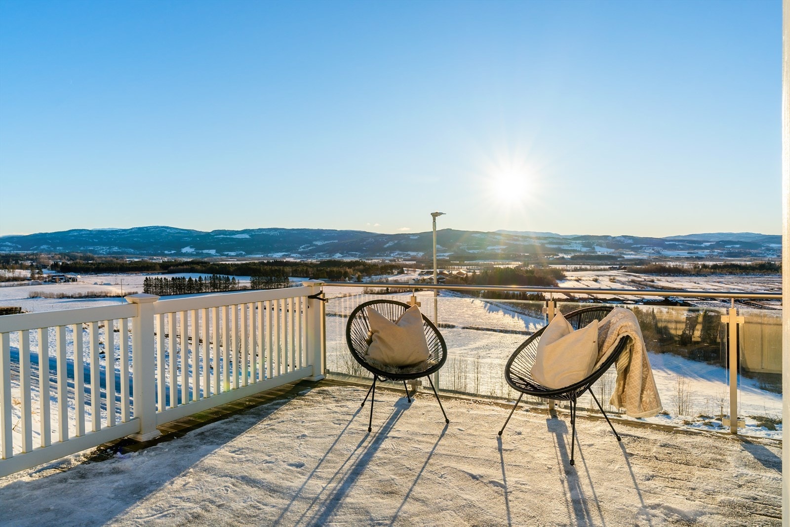 Ut fra stua har man en stor balkong på 29 kvm som vender mot Sør og har sol gjennom hele dagen. Galleribilde