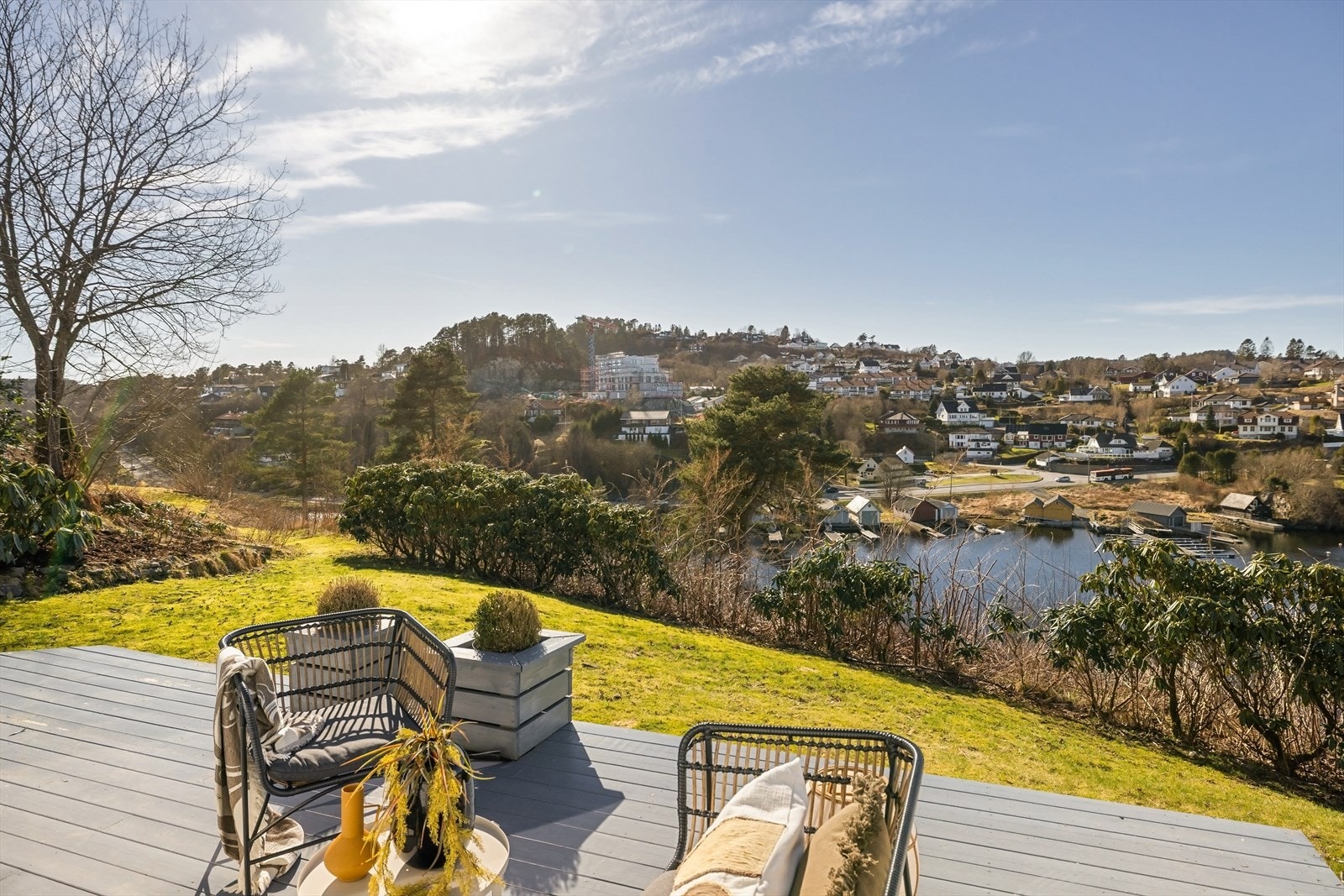 Stor og flott leilighet med nydelig utsikt mot Nordåsvannet, leiligheten går over ett plan og har en deilig markterrasse. Kontakt megler Christer Haugen for avtale om visning! Galleribilde