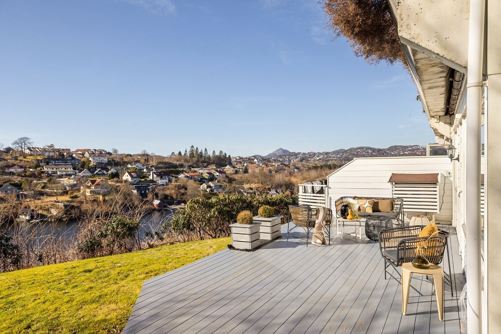 Stor og flott leilighet med nydelig utsikt mot Nordåsvannet, leiligheten går over ett plan og har en deilig markterrasse. Kontakt megler Christer Haugen for avtale om visning! Galleribilde