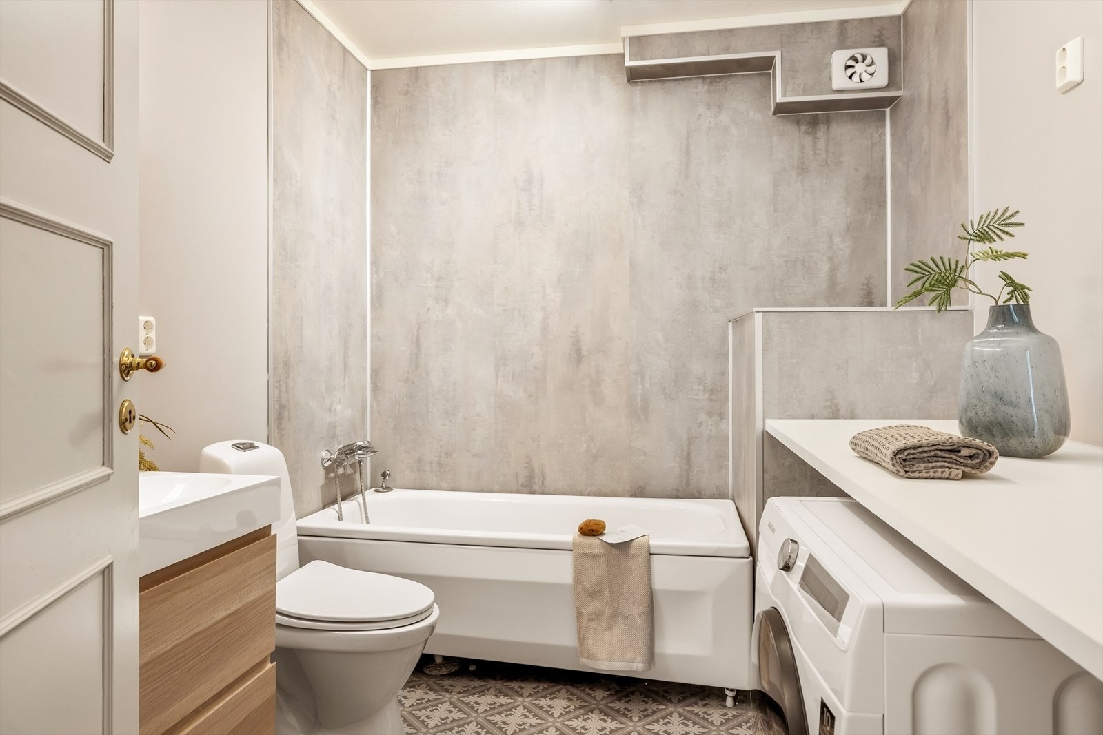 Badet er innredet med servant, badekar og toalett. I tillegg er det opplegg for vaskemaskin. Galleribilde