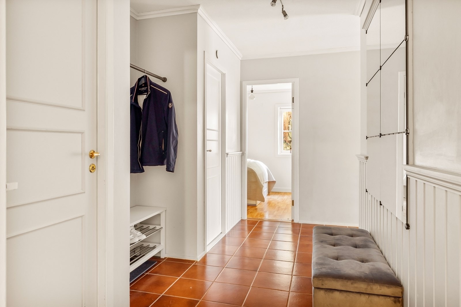 I gangen er det praktisk garderobestang for yttertøy. Det er i tillegg to boder på 2,9 m² hver, som gir gode oppbevaringsmuligheter. Galleribilde