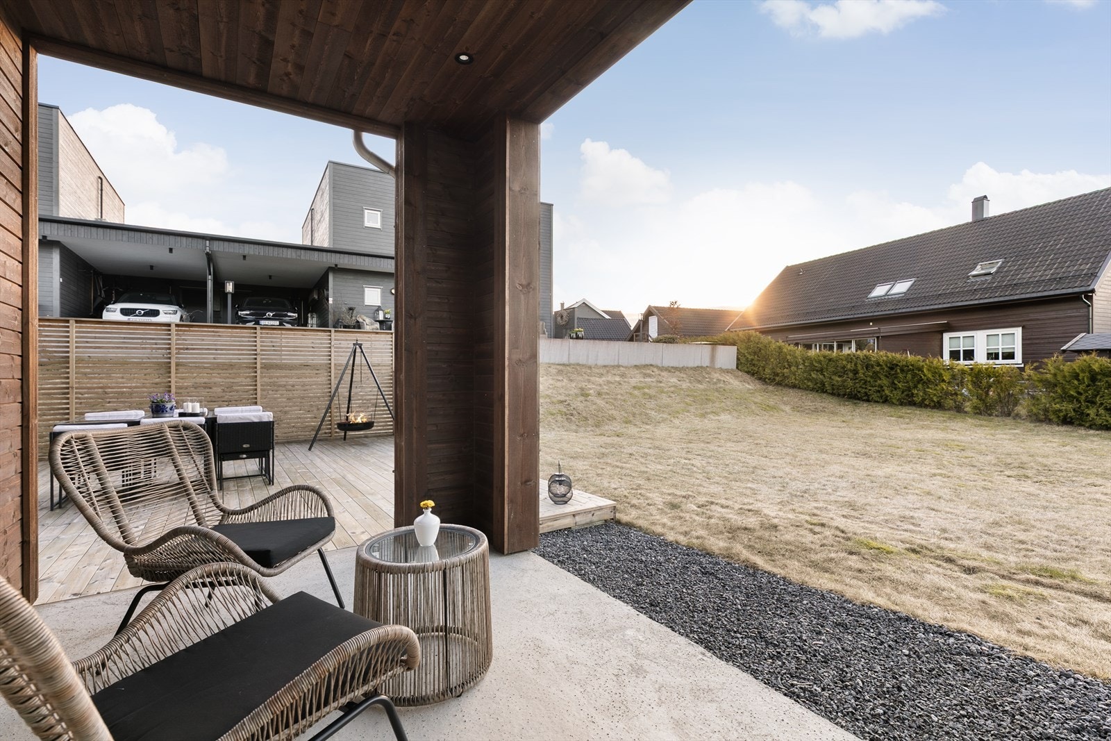 Overbygd terrasse med betonggulv og downlights i nærhet av sosialt spiseområde. Størrelse ca 8 m² Galleribilde