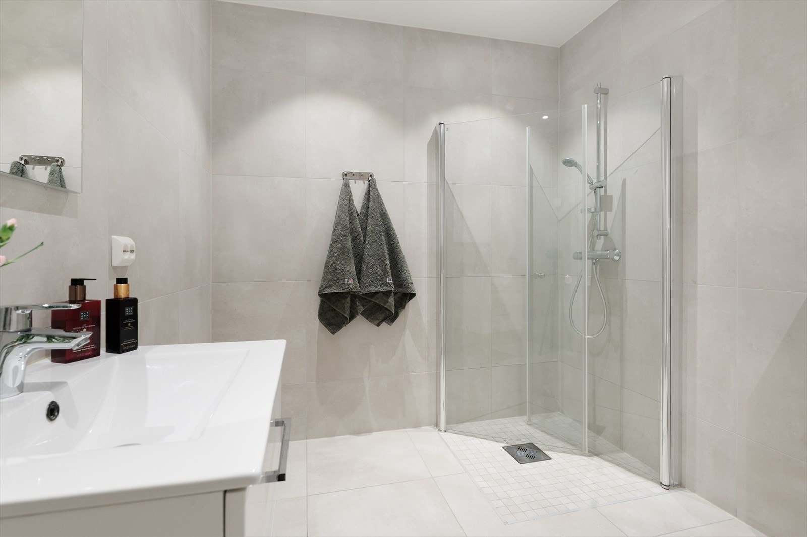 Badet i 1.etasje er flislagt med elektriske varmekabler, malt tak og balansert ventilasjon. Galleribilde