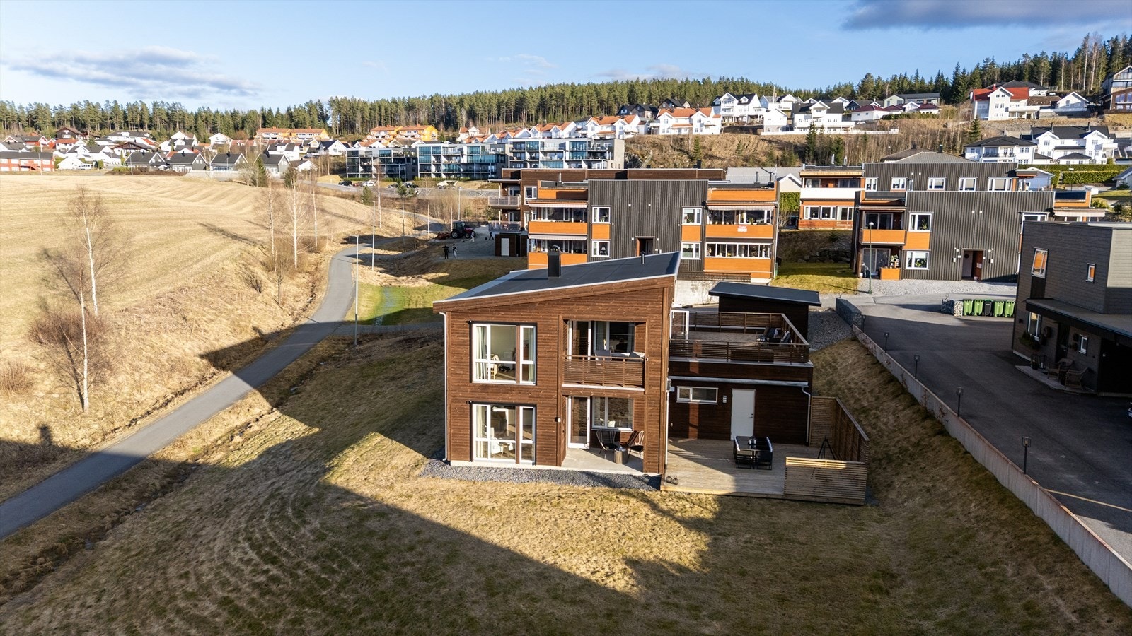 Skjermet og tilbaketrukket enebolig med generøs tomt i et ellers tettbebygd boligområde. Galleribilde