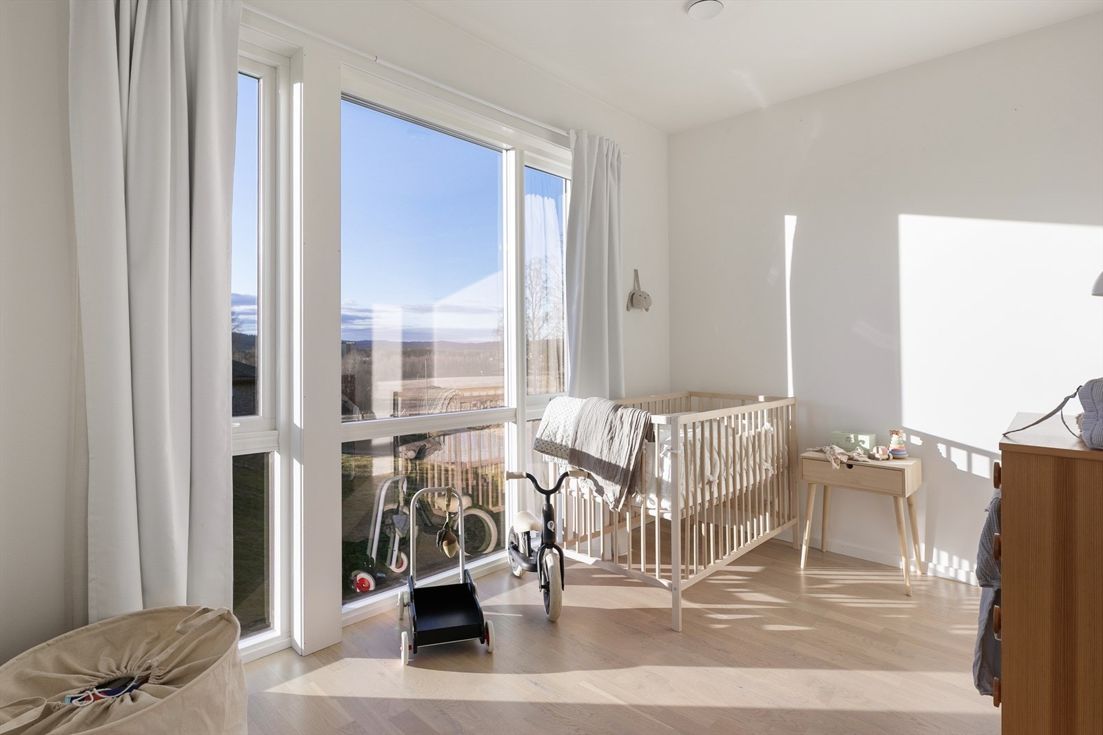 Soverom 2 er også lyst og funksjonelt - mange møbleringsmuligheter! Galleribilde