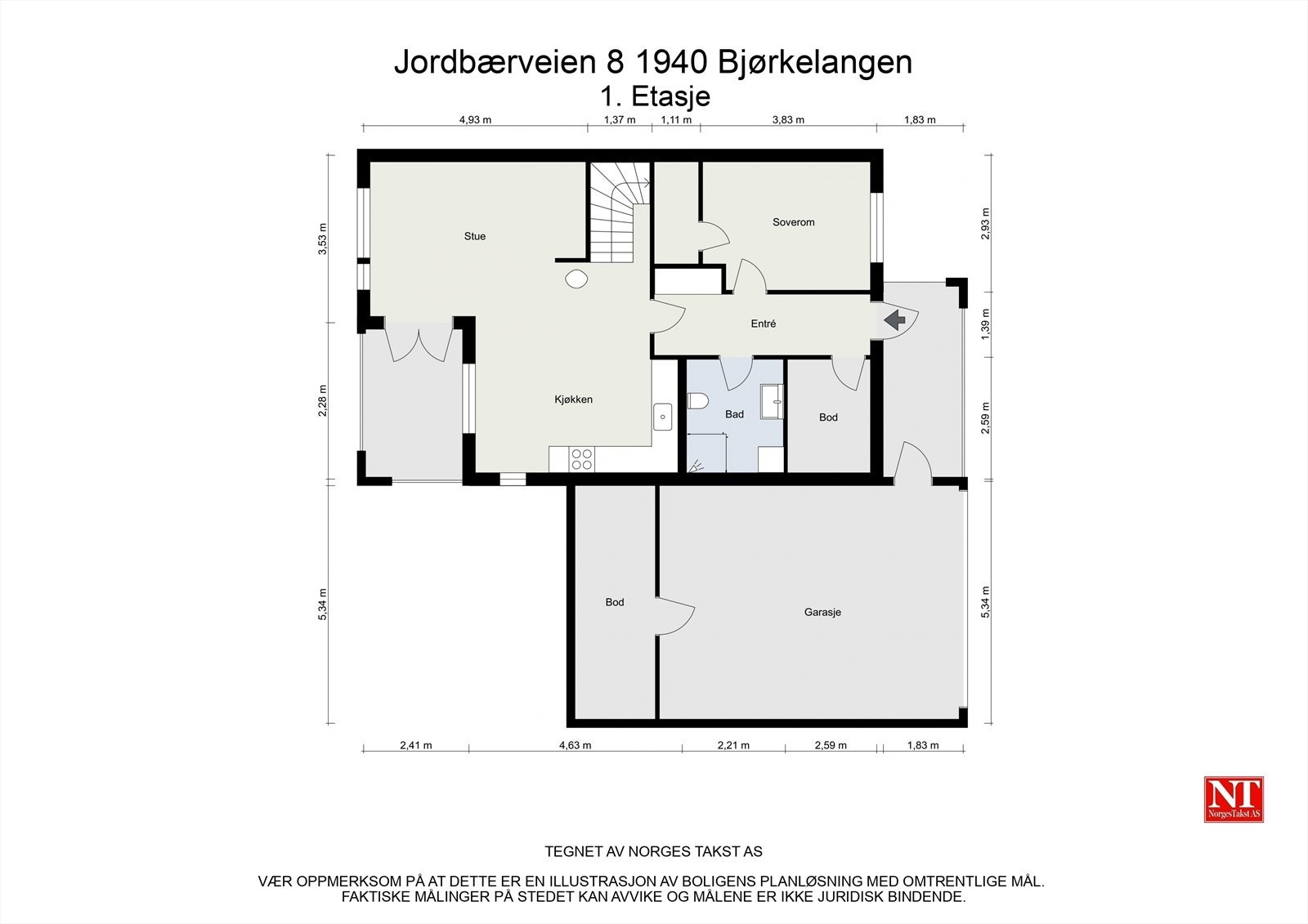 Vi starter med planløsningen slik at du får orientert deg før du blar videre. I første etasje inkluderer stue, kjøkken, soverom, bad og bod, samt en integrert dobbelgarasje. Galleribilde