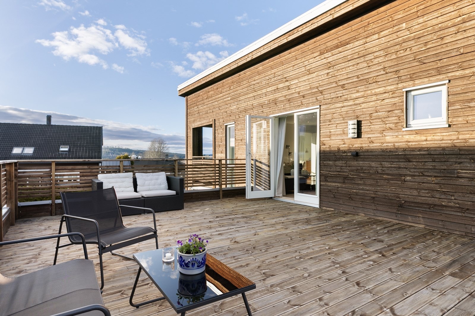 Vi beveger oss ut av tv-stuen til et av boligens høydepunkt - en svært romslig terrasse med fantastisk utsikt! Galleribilde
