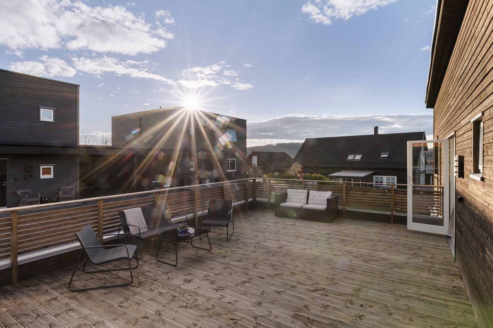 Her har du sol hele dagen, perfekt til å invitere venner og familie til sommerfest! Galleribilde
