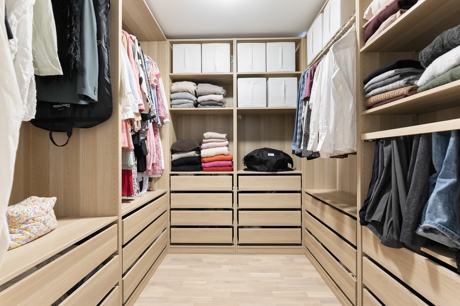 I samme etasje har man også et eget walk-in closet. Galleribilde