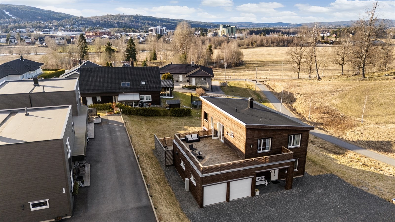 Boligen har liggende royalimpregnert bordkledning. Galleribilde