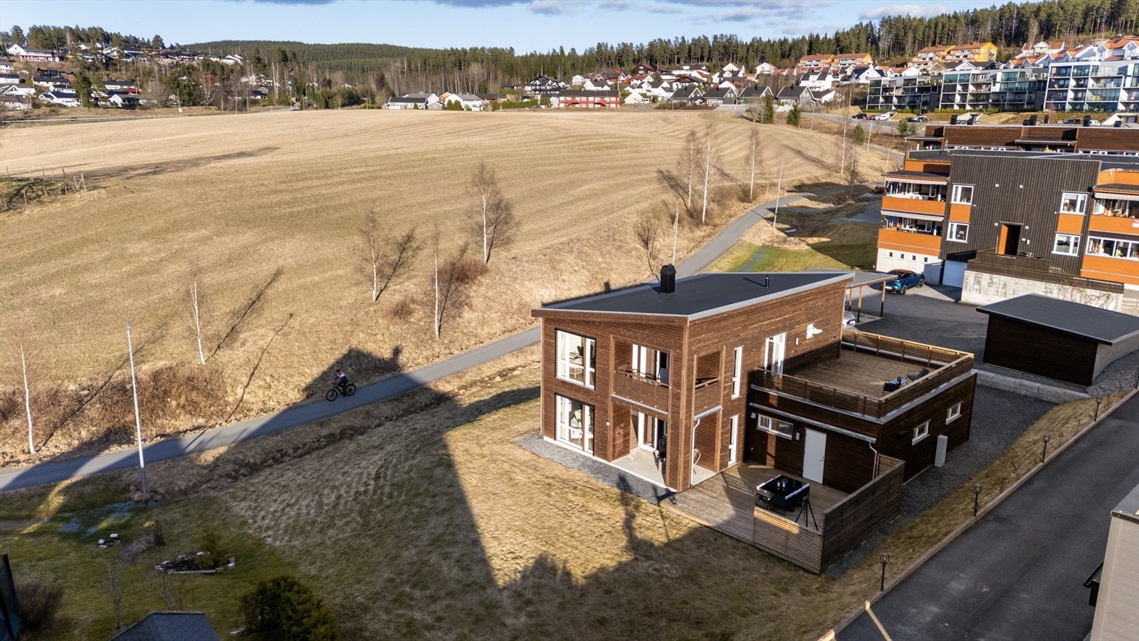 Boligen ligger i tilnærmet flatt terreng med adkomst via offentlig veg og det er sykkelvei helt ned til barne og ungdomsskole og videregående skole. Galleribilde