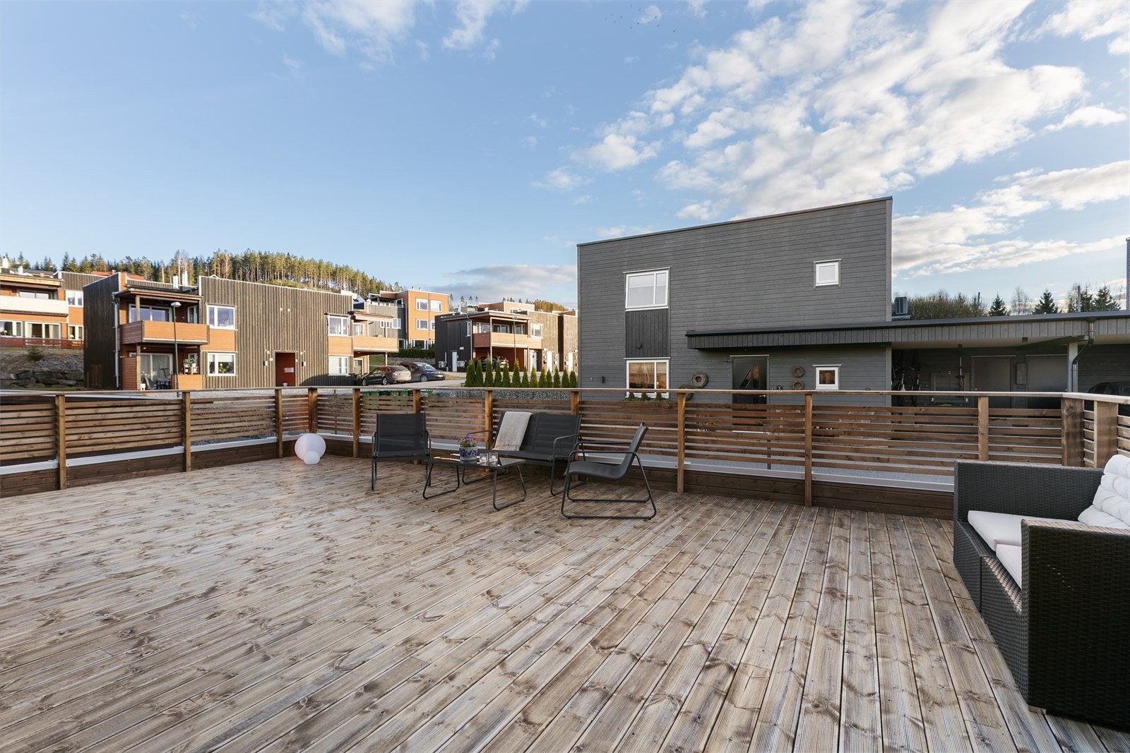 Terrassen er på ca. 38m² og er utstyrt med lys og stikkontakter. Galleribilde