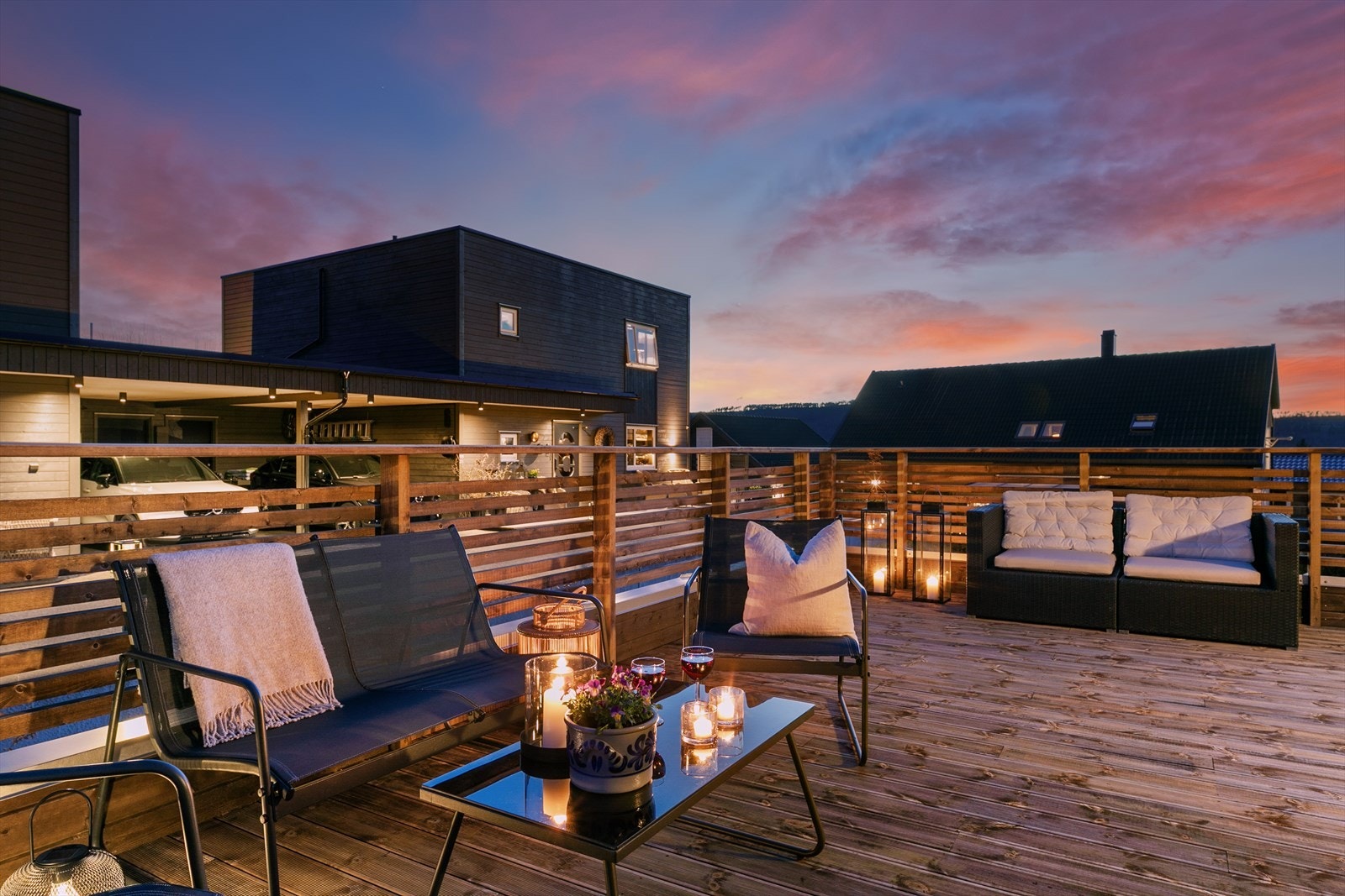 Terrassen er en magisk plass å nyte sommerkvelder med utsikt over naturen og nabolaget. Galleribilde