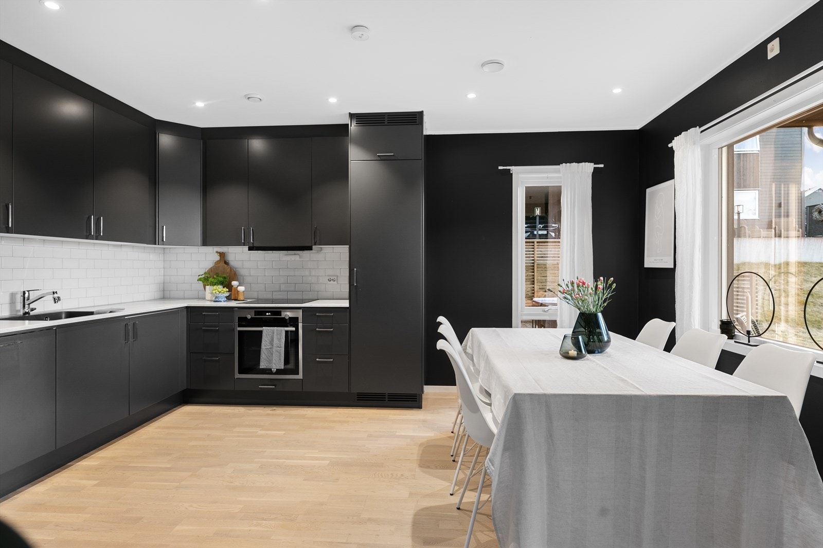 Kjøkkenet har en stilren Drømmekjøkken-innredning med glatte fronter, laminert benkeplate, fliser over benk. Her er det ikke overlatt til tilfeldighetene! Galleribilde