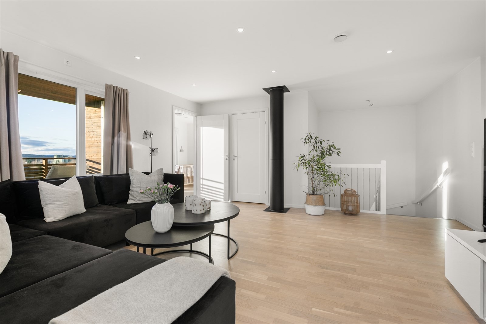 Hele boligen har slitesterk og elegant parkett på gulvet. Galleribilde